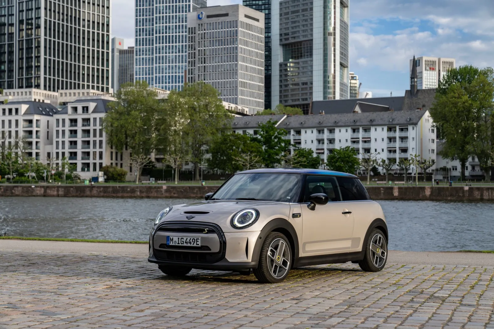 Mini Cooper SE: Beim englischen Bajuwaren Mini Cooper SE mit 184-PS-Elektroantrieb fallen 977 Euro an Gesamtfolgekosten an. Sein Verbrenner-Pendant  …